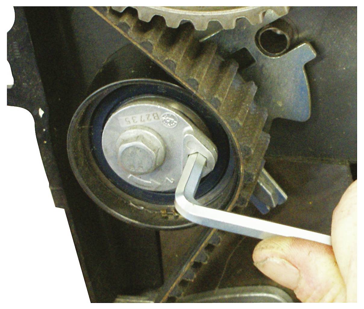 Ein schwarzer zylindrischer Behälter mit Griff, mit einer oberen Platte mit Stromausgängen, beschriftet mit 