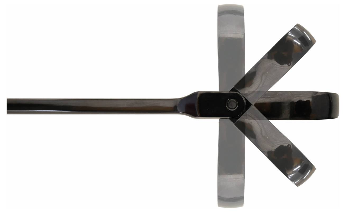 Ein roter flexibler Schlauch mit Messingverbindern an beiden Enden, der zum Fluidtransfer oder zur Installation in verschiedenen Systemen verwendet wird.