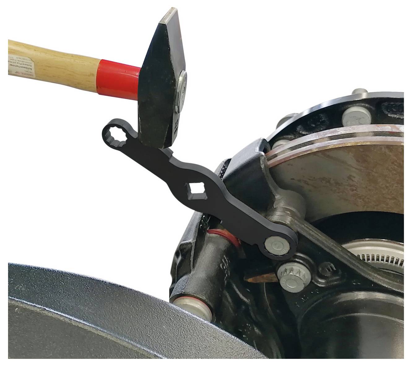 Eine Person benutzt einen grünen Elektroschrauber, um eine Schraube in eine Metallhalterung zu treiben, die an einem Holzbrett in einer Werkstattsituation befestigt ist.