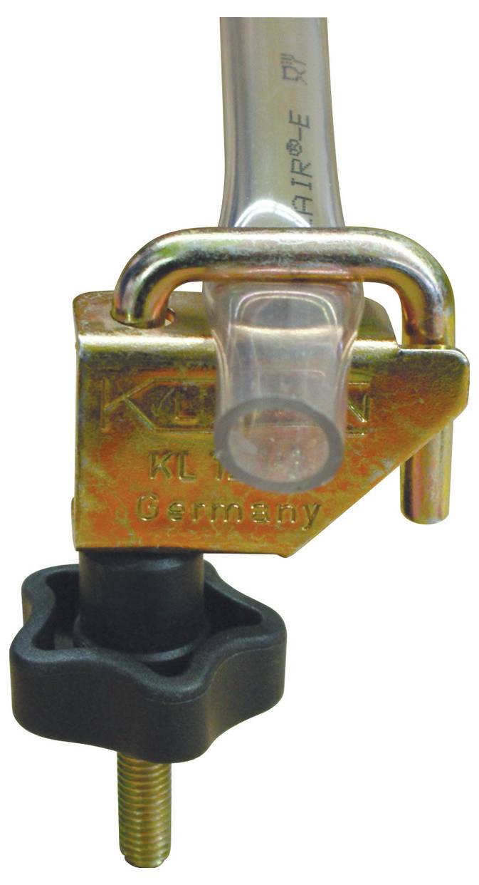 Eine Hand stellt die Spannung eines Zahnriemens eines Autos mit einem Schraubenschlüssel ein. Das Bild hebt die Position des Riemens und den Spannmechanismus hervor.