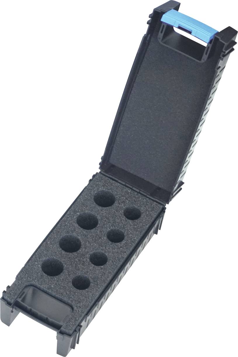 Eine offene schwarze Kunststoffbox mit einer Schaumstoffeinlage mit Schlitzen für neun zylindrische Gegenstände, wobei sich ein blaues Objekt in einem Schlitz befindet.