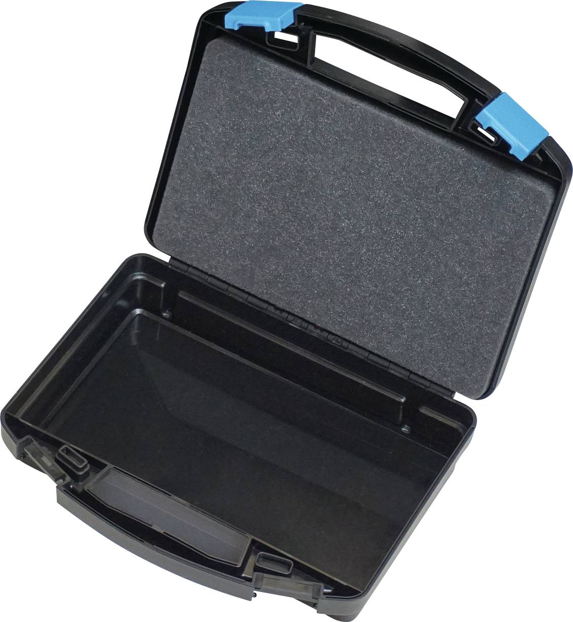 Eine offene schwarze Kunststoff-Transportbox mit blauen Verschlüssen und schaumstoffausgekleideter Innenseite, entworfen zum sicheren Lagern und Transportieren von Gegenständen.