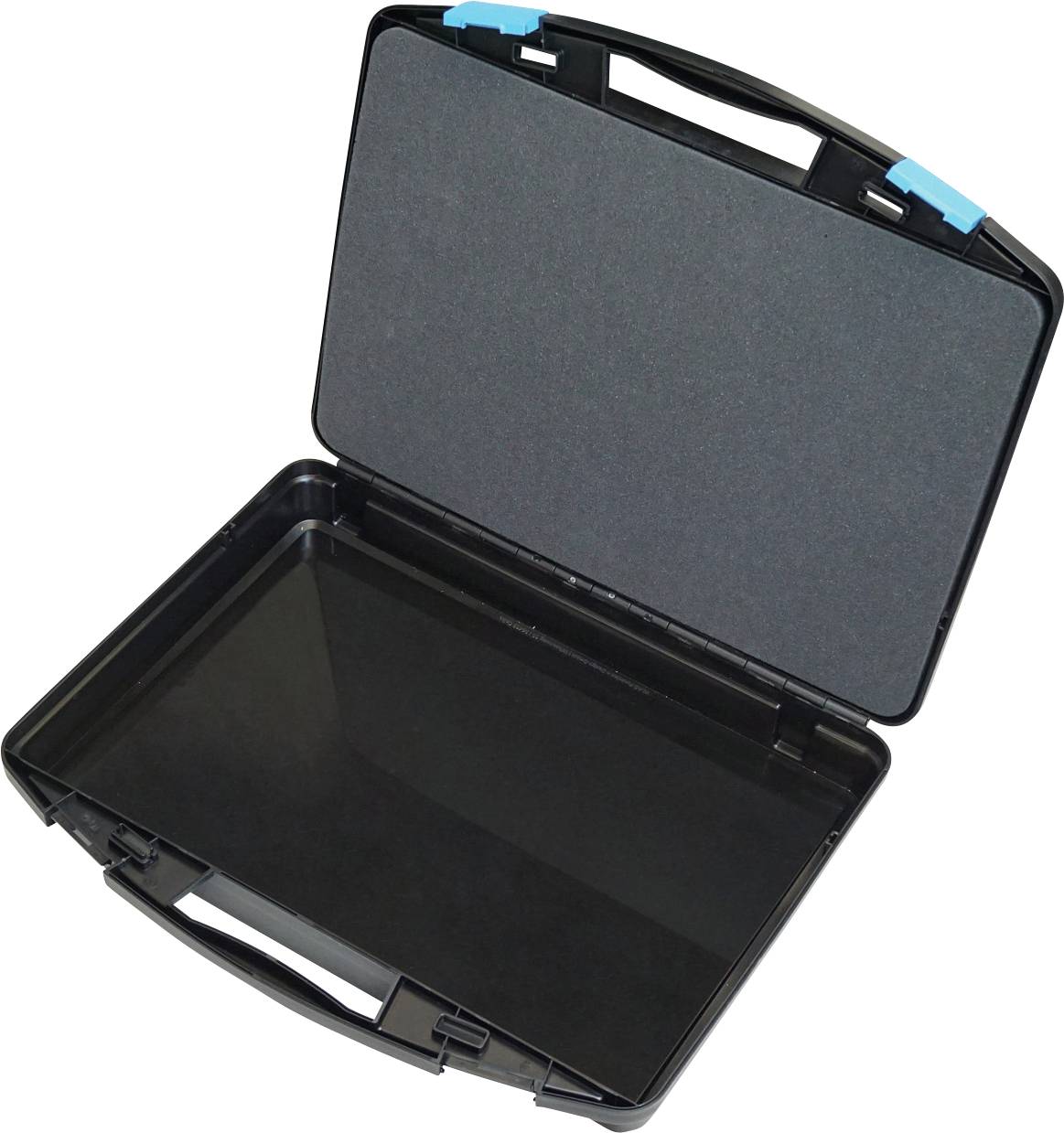 Offener, leerer schwarzer Kunststoffkoffer mit blauen Klammern an den Scharnieren, positioniert vor weißem Hintergrund.