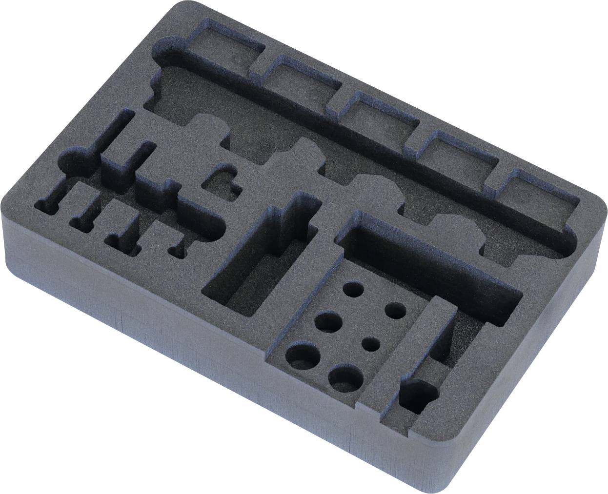 Eine schwarze Schaumstoffeinlage mit verschiedenen Ausschnitten, die mehrere Werkzeuge oder Komponenten sicher halten soll.