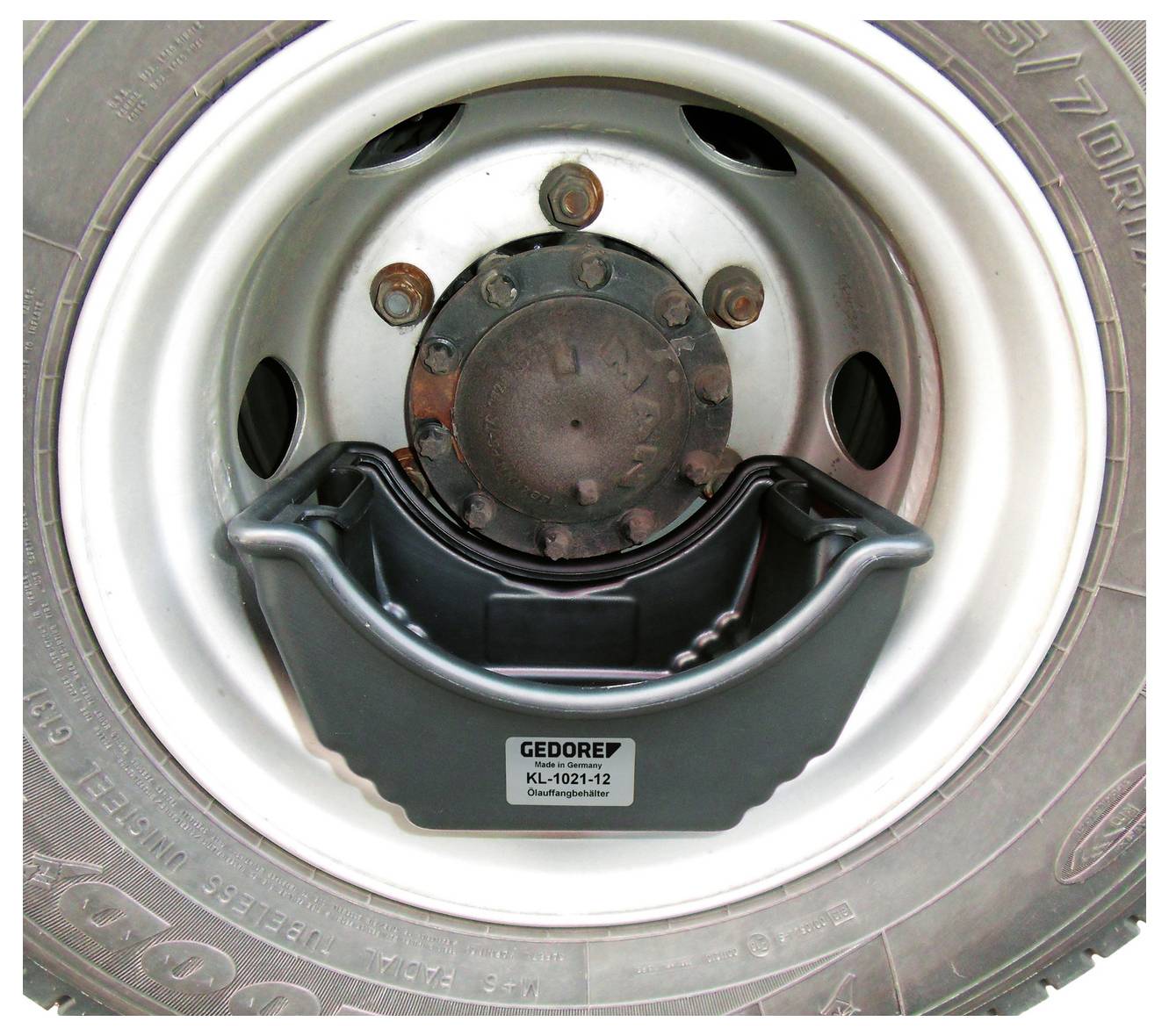 „Hammer und offener Schraubenschlüssel in der Nähe einer mechanischen Baugruppe positioniert, die eine Bremsttrommel zeigt. Dies deutet auf eine laufende Wartungs- oder Reparaturmaßnahme hin.