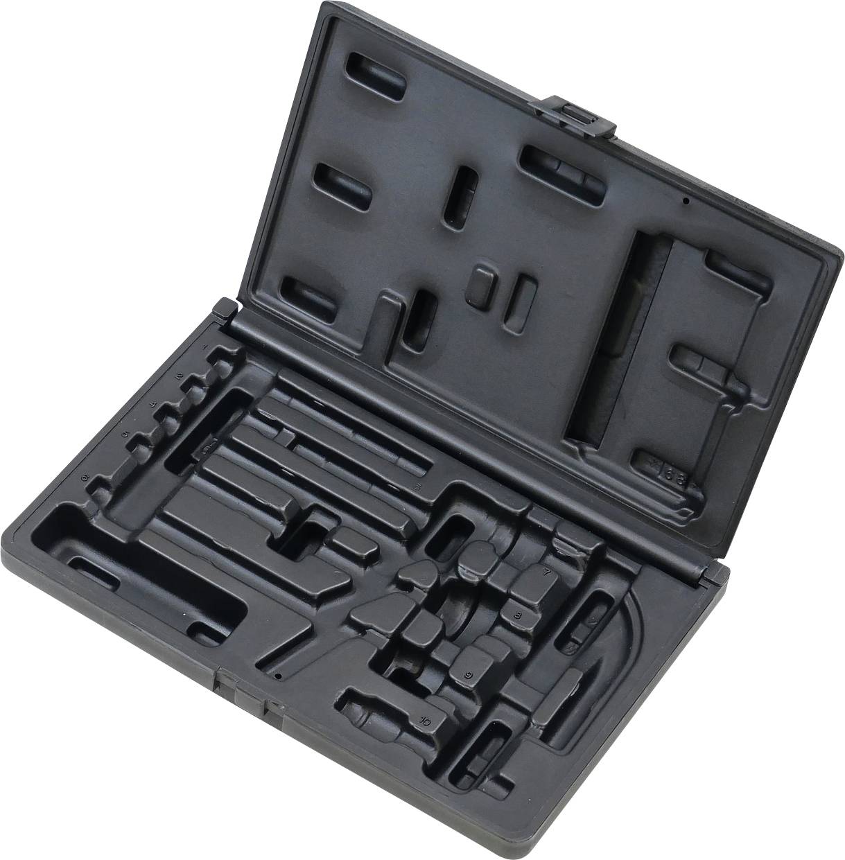 Ein leerer schwarzer Kunststoff-Werkzeugkoffer, offen, um spezifisch geformte Fächer für verschiedene Werkzeugformen zu zeigen, ohne Werkzeuge darin.