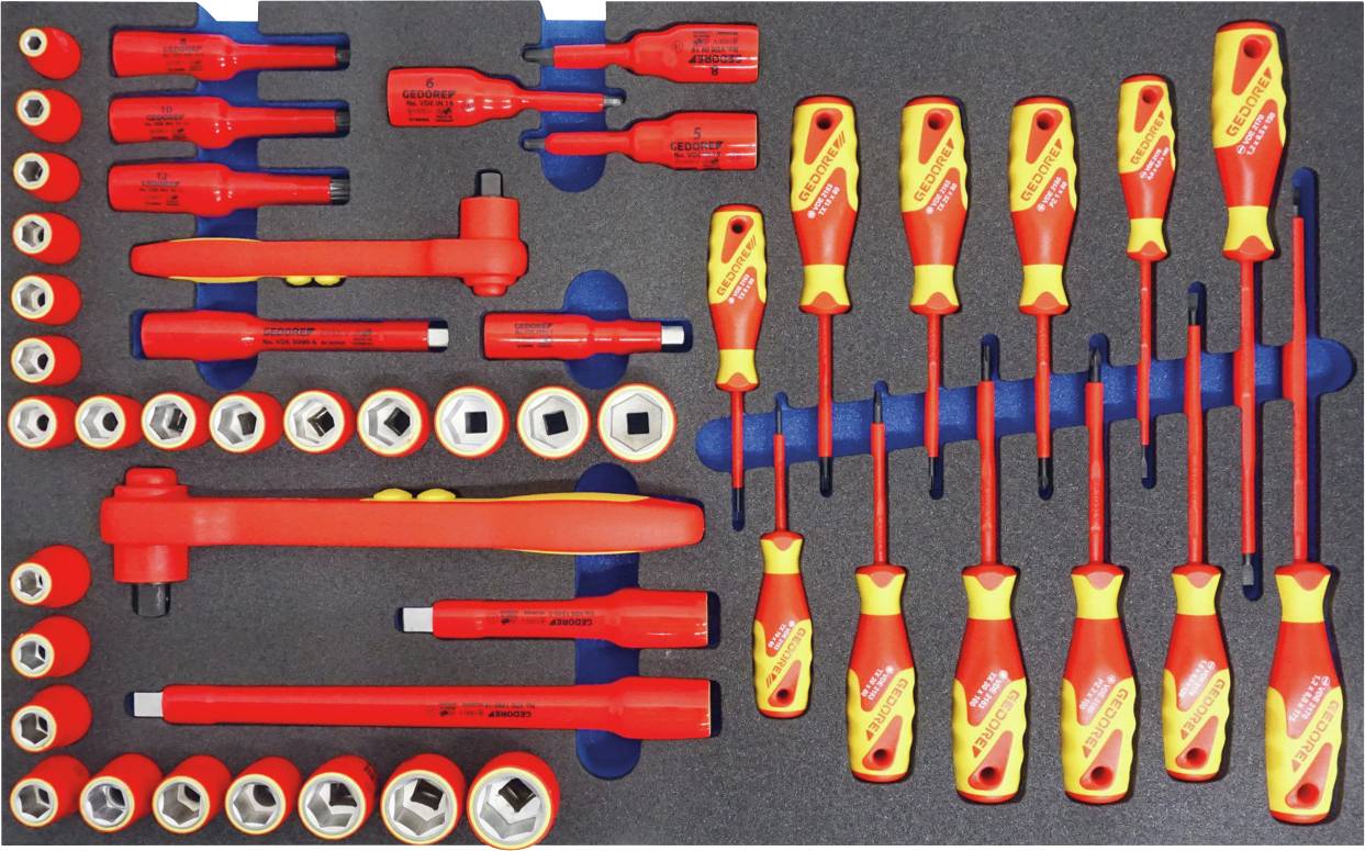 Ein Satz isolierter Handwerkzeuge, bestehend aus Schraubendrehern, Stecknüssen und Griffen, ordentlich in einem Schaumstofftablett für Elektroarbeiten organisiert.