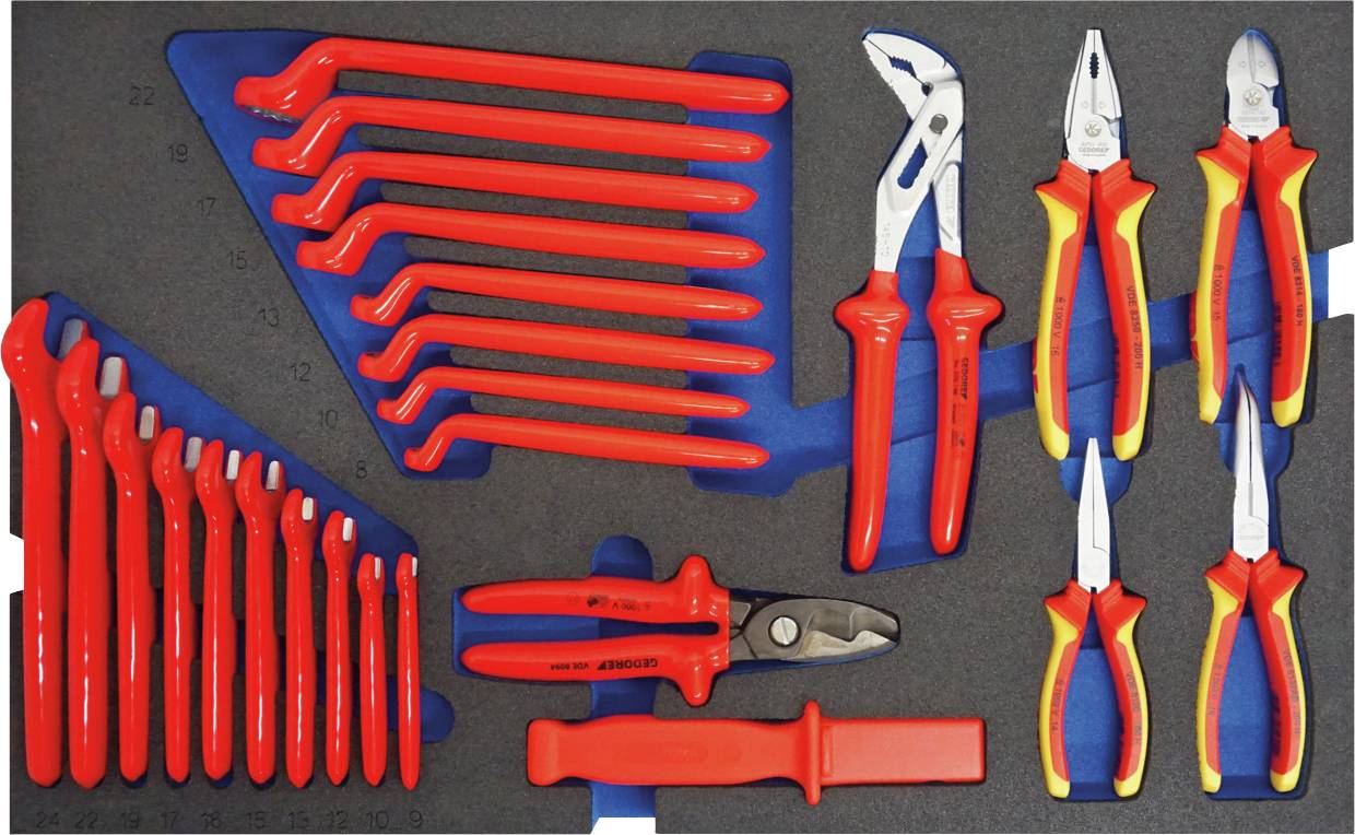 Satz von Werkzeugen mit roten Griffen, einschließlich Schraubenschlüssel, Zangen und einem Hammer, die in einer Schaumstoffeinlage zur organisierten Aufbewahrung angeordnet sind.
