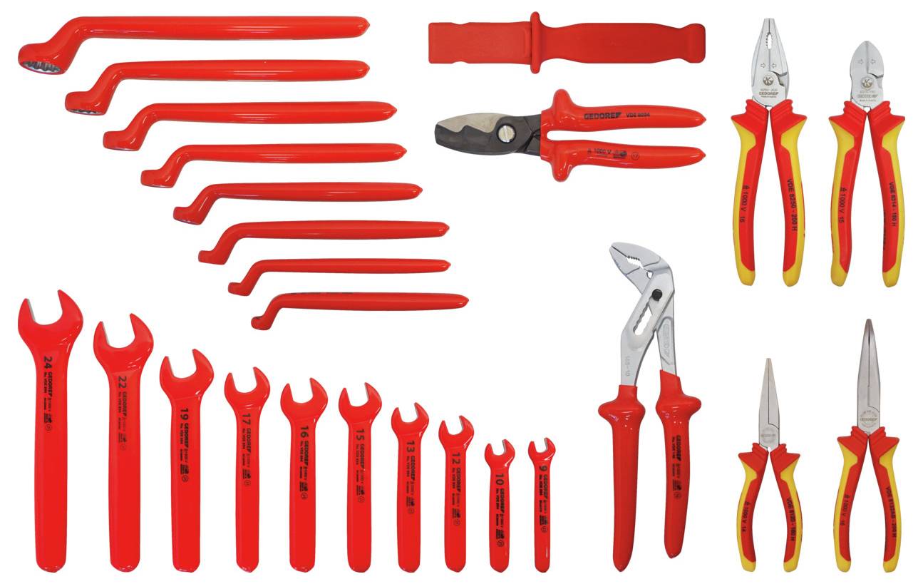 Eine Sammlung von rot-griff-isolierten Werkzeugen, einschließlich Schraubenschlüssel, Zangen und einen Schraubenschlüssel, ordentlich gegen einen weißen Hintergrund angeordnet.