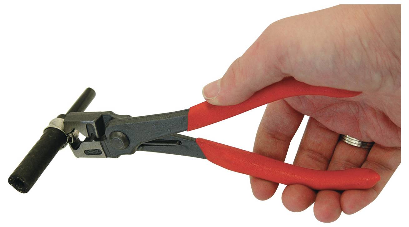 Eine Hand hält ein Werkzeug mit rotem Griff, möglicherweise ein Kabelbinder-Spannwerkzeug, und stellt einen schwarzen Kabelbinder ein, der um einen Stab gewickelt ist.