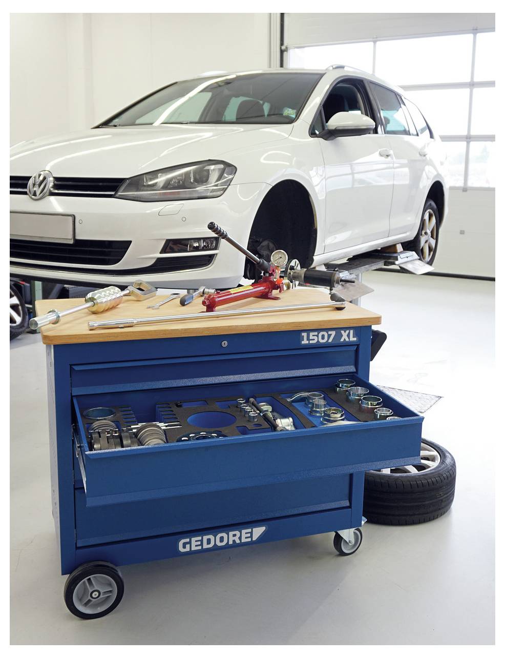 Ein Paar Zangen, das einen zylindrischen Metalgegenstand mit gezahnten Kanten hält, der einer mechanischen Komponente ähnelt, vor einem einfachen Hintergrund.