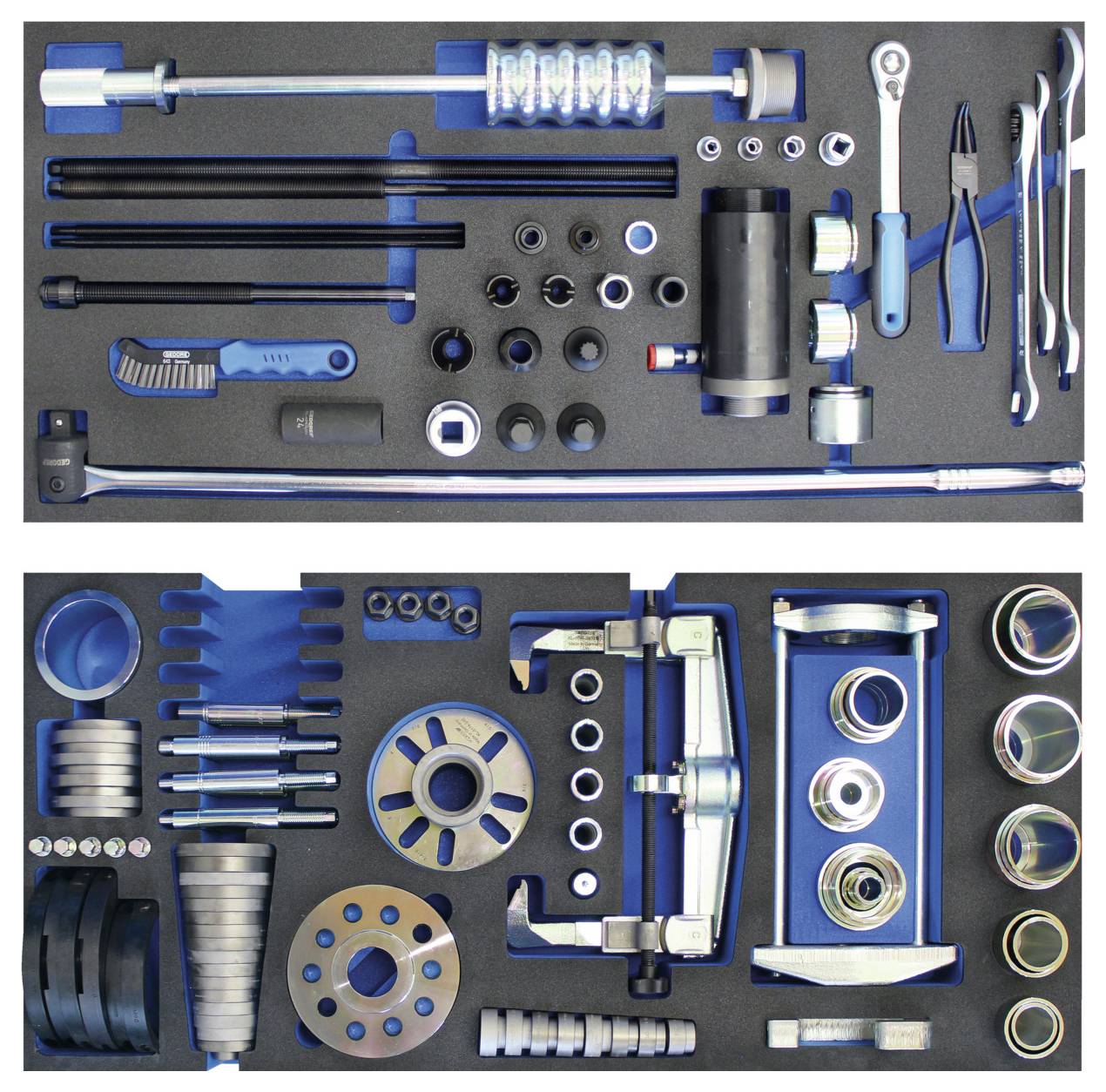 Ein Satz mechanischer Werkzeuge, ordentlich in einem Schaumstoff-Tablett angeordnet, einschließlich Schraubenschlüssel, Stecknüsse, Verlängerungsstangen, Zangen und ein Hydraulikabzieher-Set.