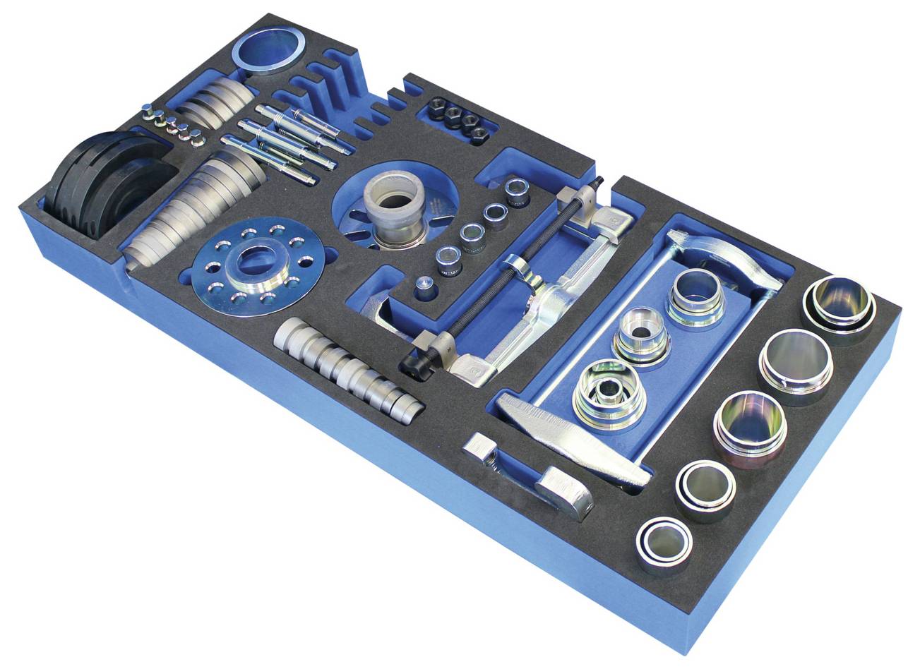 Ein Werkzeugsatz, der in einem Schaumstoff-Organizer angeordnet ist und verschiedene mechanische Werkzeuge und Komponenten enthält, einschließlich Schraubenschlüssel, Steckschlüssel und Bolzen.