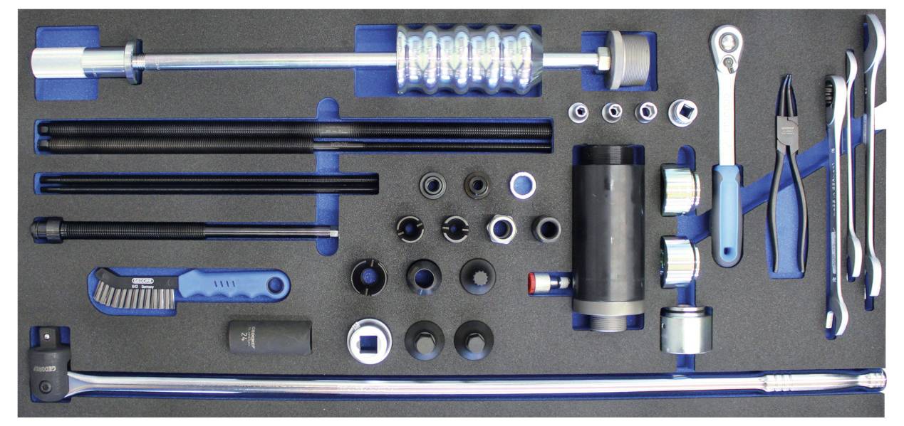 Ein Werkzeugsatz mit verschiedenen Werkzeugen für mechanische Arbeiten, einschließlich Schraubenschlüssel, Steckschlüssel, Ratschenwerkzeuge, Verlängerungen und Zangen, ordentlich auf Schaum organisiert.