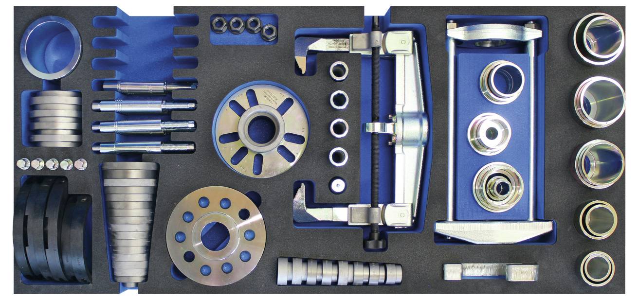 Ein Satz isolierter Werkzeuge mit Schraubenschlüsseln, Zangen und einer Schneidezange, alle mit roten und gelben Griffen, entwickelt für sichere Elektroarbeiten.