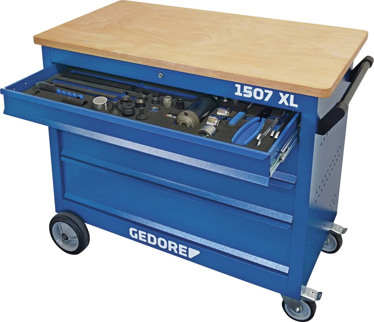 Blauer Werkzeugtrolley mit Holzplatte, gekennzeichnet mit 1507 XL. Schublade offen, zeigt verschiedene Werkzeuge und Zubehör. Markenname GEDORE sichtbar.