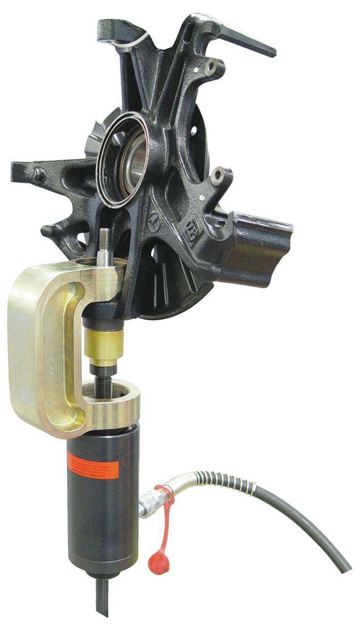 Ein kompletter Steckschlüsselsatz mit Ratschenschlüsseln, Verlängerungen und verschiedenen Steckschlüsseln, ordentlich in einem Schaumstoff-Organizer angeordnet, entworfen für Mechanikarbeiten.