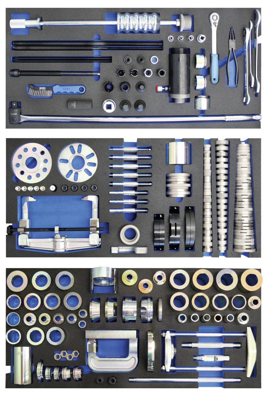 Eine Sammlung verschiedener mechanischer Werkzeuge und Teile, die ordentlich in einer Werkzeugkiste organisiert sind, einschließlich Schraubenschlüsseln, Stecknüssen und Bolzen.