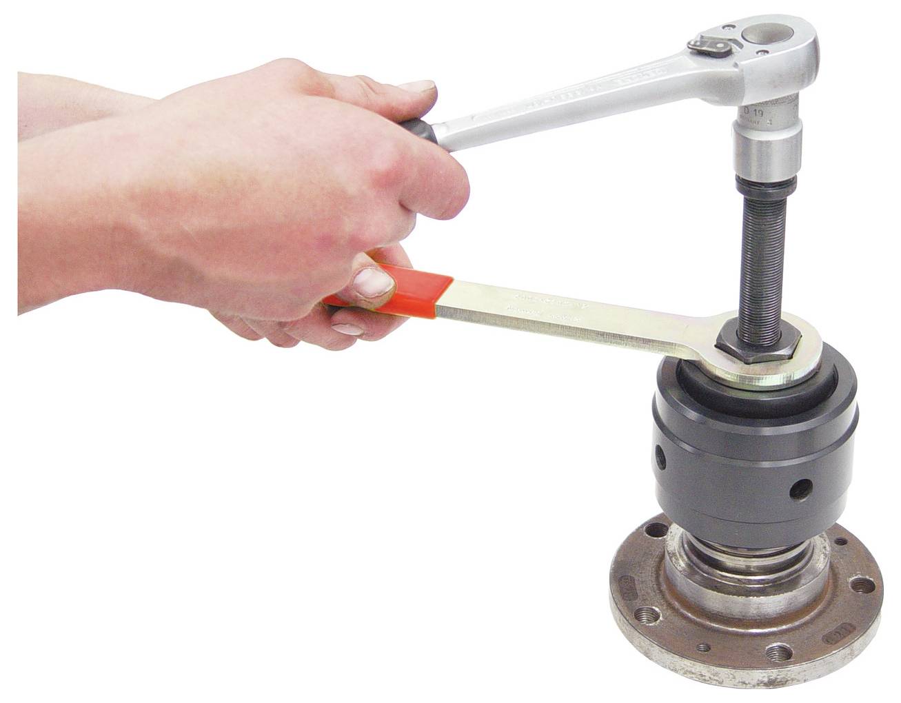 Ein Hydraulikzylinder mit Metallstange und Armaturen funktioniert innerhalb eines mechanischen Systems und zeigt Fluidverbindungen und solide Konstruktion.