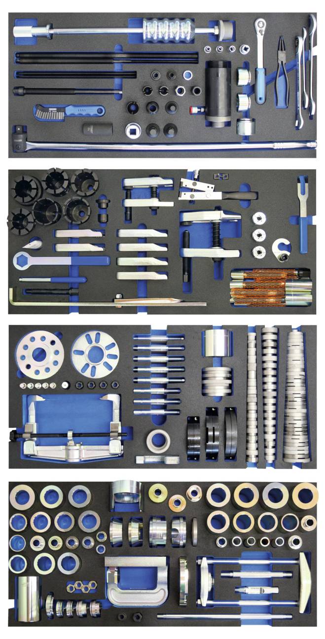 Ein ordentlich angeordnetes Werkzeugset mit verschiedenen Werkzeugen, darunter Schraubenschlüssel, Schraubendreher, Steckschlüssel und andere Hardwarekomponenten, die auf einer schwarzen Oberfläche angeordnet sind.
