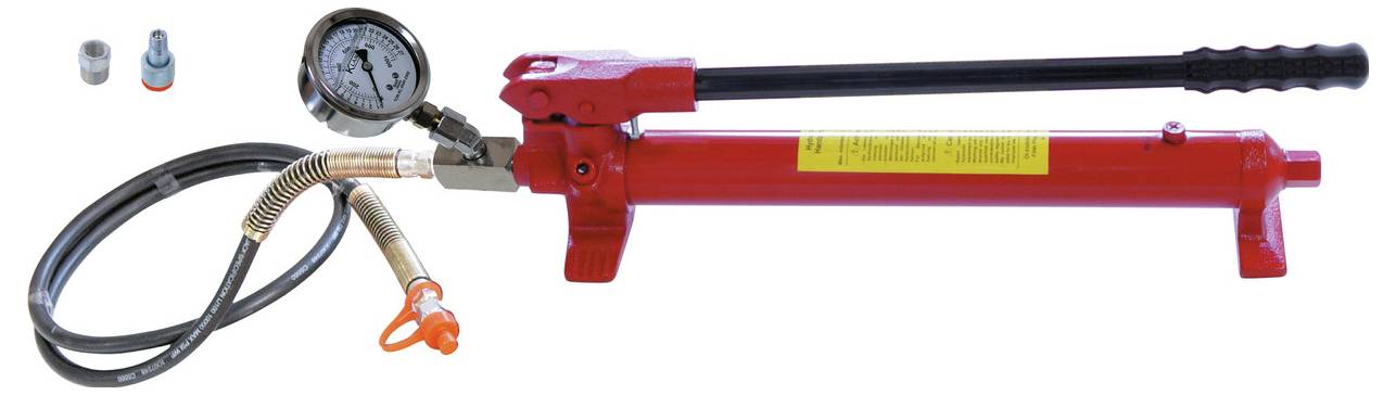 Rote hydraulische Pumpe mit Griff, Druckmanometer und angeschlossenem schwarzem Schlauch; verwendet für Druckprüfungen oder hydraulische Anwendungen.