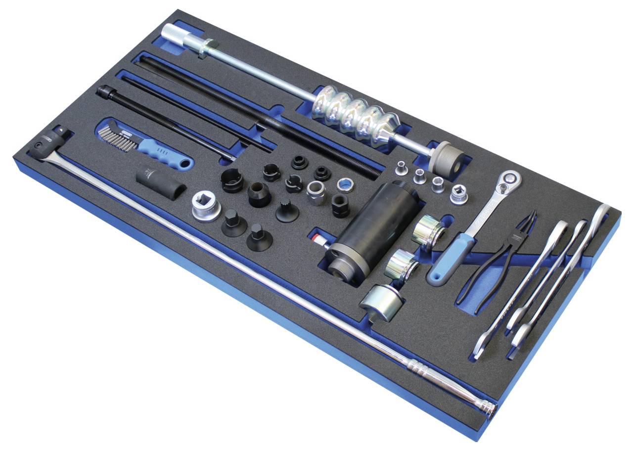 Ein Schaumstoff-Tablett mit verschiedenen Autowerkzeugen, darunter Schraubenschlüssel, Zangen, Stecknüsse und ein Federspannwerkzeug, ordentlich organisiert.