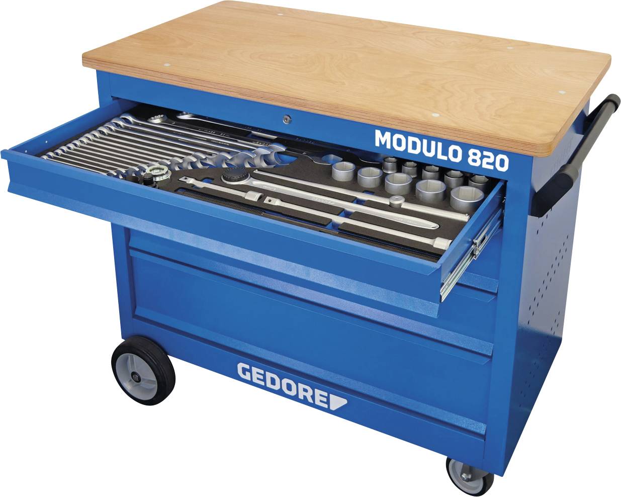 Ein blauer Werkzeugwagen mit der Aufschrift 'GEDORE MODULO 820' mit einer offenen Schublade, die organisiert angeordnete Werkzeuge einschließlich Schraubenschlüssel und Stecknüsse zeigt, auf Rädern mit einer Holzoberfläche.