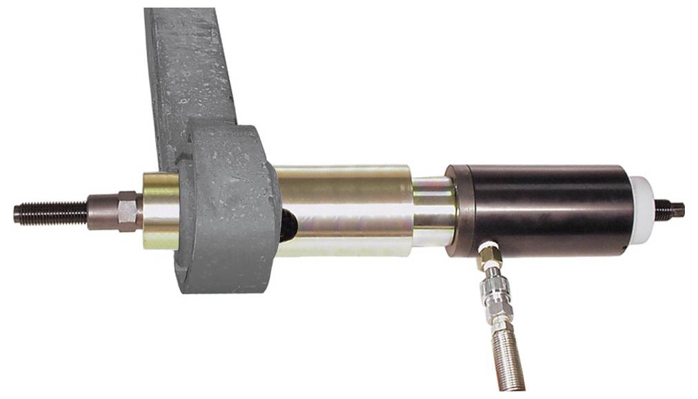 Ein ordentlich organisiertes Set verschiedenster Größen von Schraubenschlüsseln, einschließlich Offenringschlüssel und Ratschenschlüssel, angeordnet in einem Schaumstoff-Tablett.