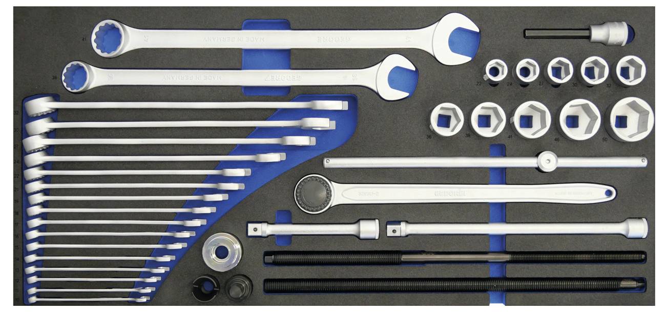 Ein Sortiment verschiedener Schraubenschlüssel und Nüsse, ordentlich in einem schaumstoffgefütterten Werkzeugtablett organisiert.