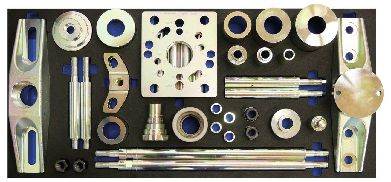 Verschiedene Metallkomponenten ordentlich auf einer ebenen Fläche angeordnet, einschließlich Zylinder, Stäbe und Platten, die Vielfalt in Formen und Größen zeigen.