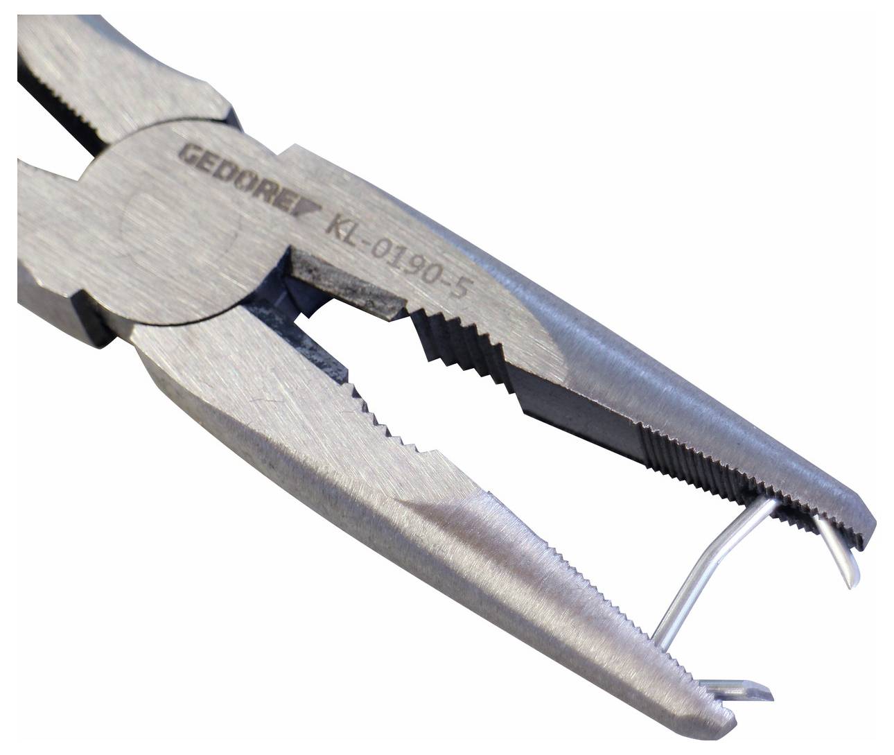 Zange mit strukturiertem Griff und abgewinkelter Spitze, die einen dünnen Metalldraht hält, Marke 'GEDORE KL-0190-5'.