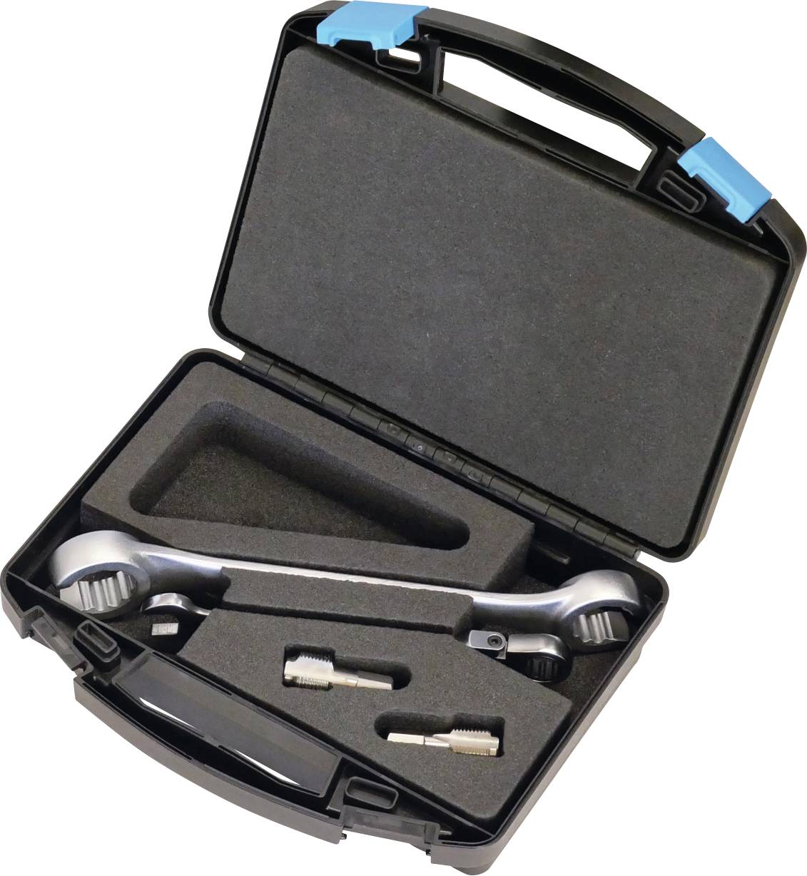 Ein offenes schwarzes Gehäuse mit Schaumstoffeinlagen enthält einen Schraubenschlüsselsatz mit zwei verstellbaren Schraubenschlüsseln und verschiedenen kleinen Werkzeugaufsätzen.