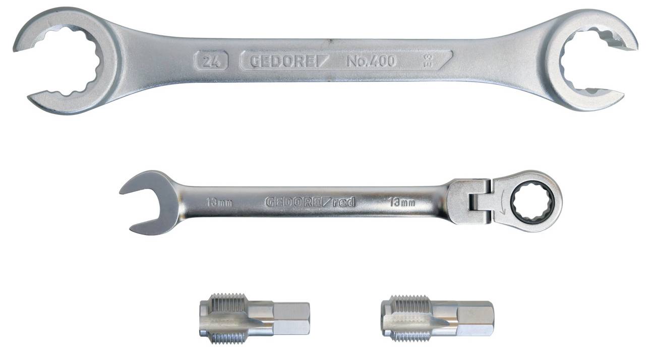 Zwei Arten von Schraubenschlüsseln und zwei Bits auf weißem Hintergrund. Der obere Schraubenschlüssel ist ein doppelter Ringschlüssel, der mittlere Schraubenschlüssel ist ein Ratschenkombinationsschlüssel.