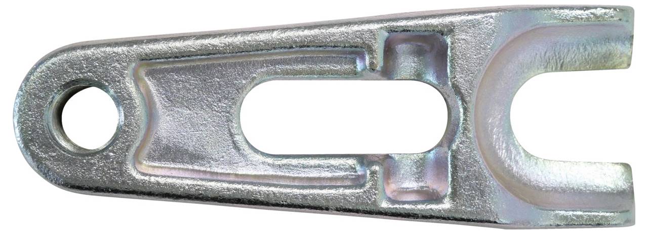 Eine metallische gegabelte Halterung mit einem Loch an einem Ende und einem offenen Schlitz in der Mitte, wahrscheinlich für industrielle oder mechanische Zwecke verwendet.