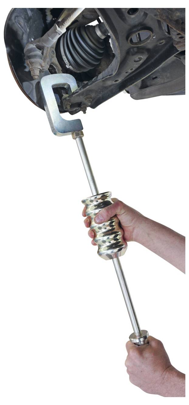 Eine Person nutzt ein Abzieher-Schlaginstrument, um ein Aufhängungsbauteil des Autos aus der Radanordnung zu entfernen.