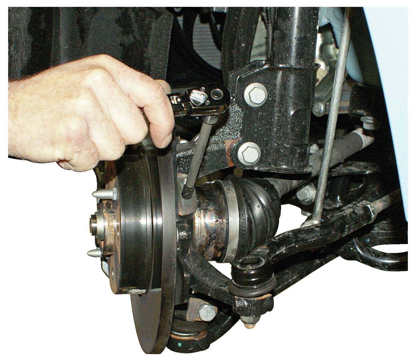 Ein Hydraulikzylinder ist auf der linken Seite abgebildet, begleitet von vier unterschiedlich großen, metallischen, sichelförmigen Werkzeugen auf der rechten Seite.