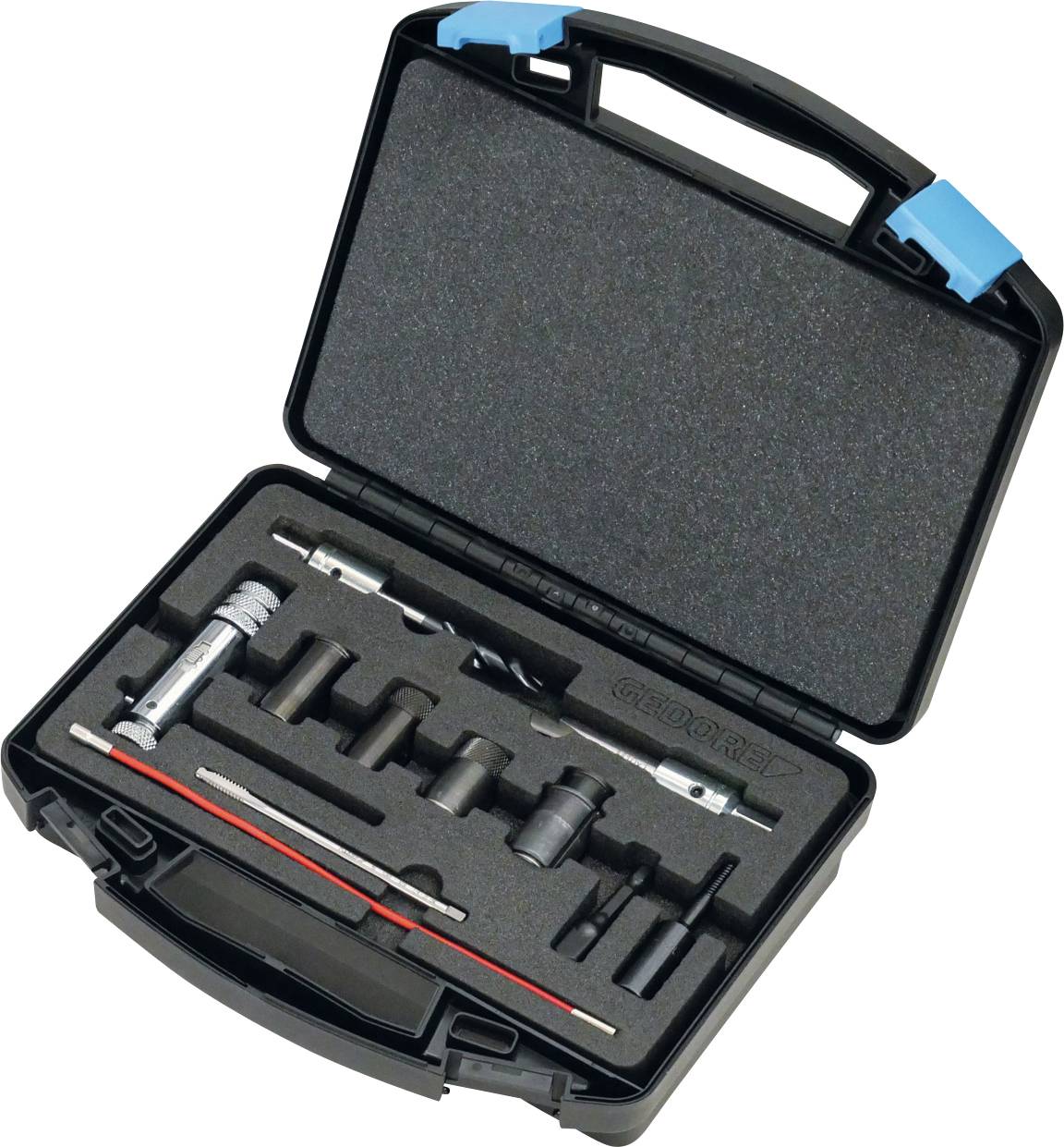 Ein schwarzer Werkzeugkoffer mit Schaumstoffauskleidung mit verschiedenen Metalwerkzeugen im Inneren, darunter Steckschlüssel und Schraubenschlüssel. Der Koffer hat blaue Verschlüsse.