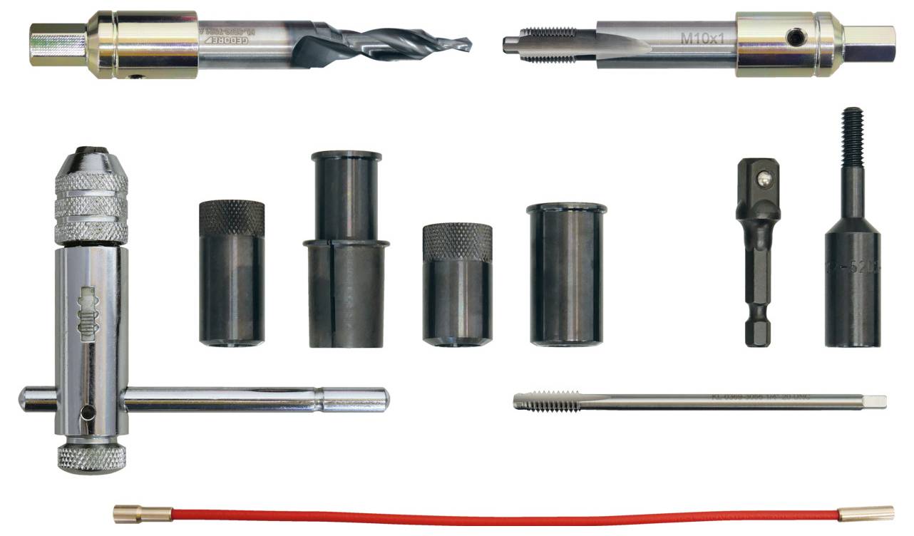Ein Satz verschiedener Automobilgewinde-Reparaturwerkzeuge, einschließlich Gewindebohrer, Bohrer und Adapter, ordentlich auf weißem Hintergrund angeordnet.