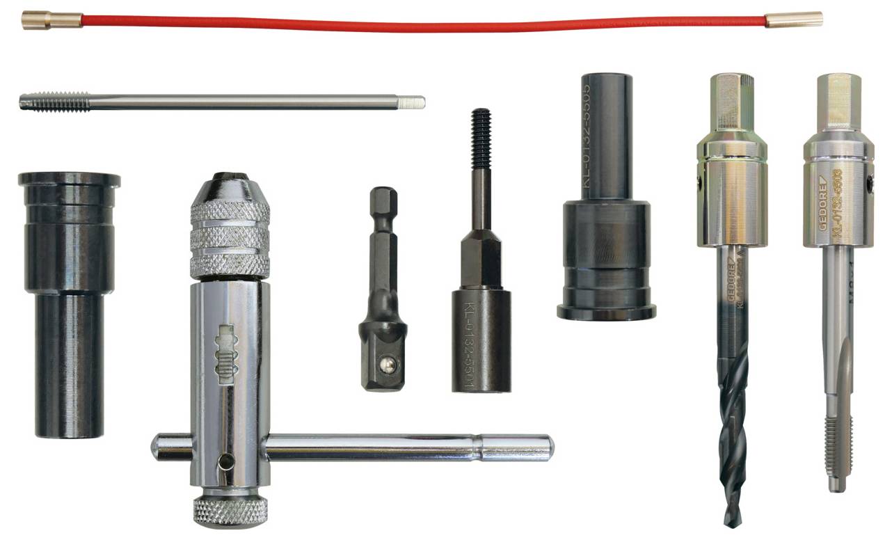 Eine Sammlung verschiedener Bohr- und Werkzeugkomponenten, einschließlich Bohrer, Gewindeschneider und eine Rohrzange, angeordnet auf weißem Hintergrund.
