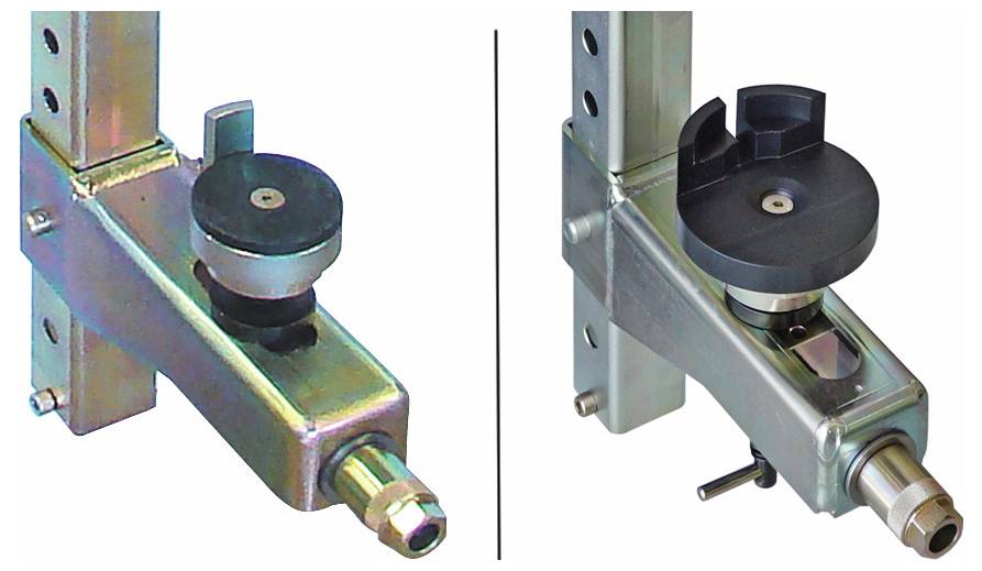 Zwei metallische mechanische Klemmen nebeneinander, mit verstellbaren schwarzen Drehknöpfen und zylindrischen Aufsätzen, verwendet zum Befestigen von Objekten.
