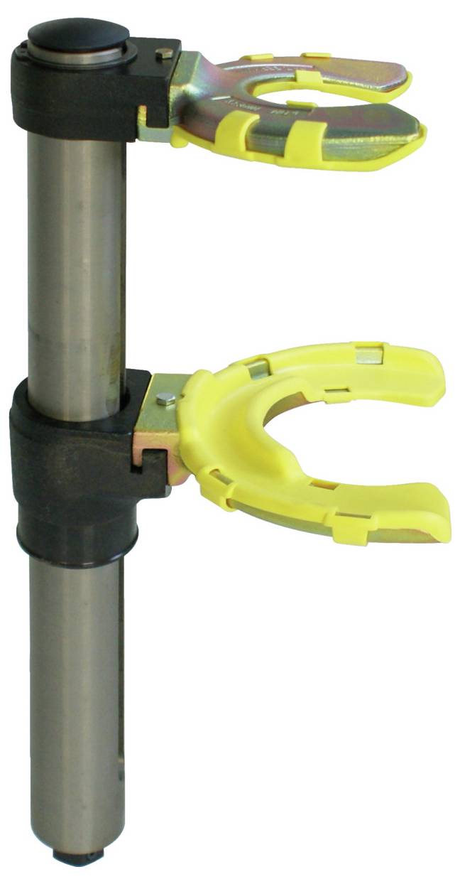 Vertikales Rohr mit gelben, verstellbaren Schellen auf zwei Ebenen, wahrscheinlich ein Halter oder Stützmechanismus für zylindrische Objekte oder Werkzeuge.