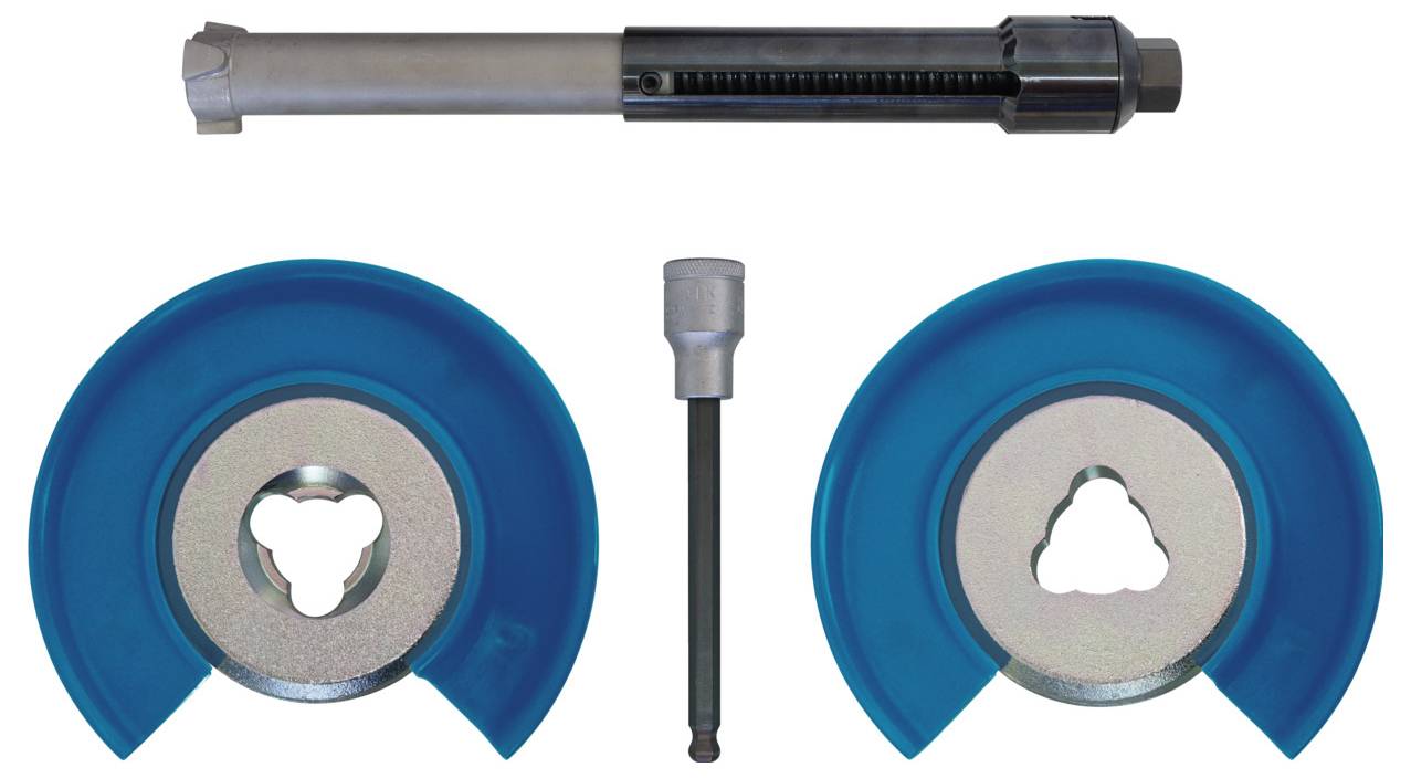 Ein Werkzeugsatz-Bild, das ein Rohrentgratungswerkzeug, zwei kreisförmige blaue Führungen und einen kleinen zylindrischen Aufsatz zeigt, der für Klempneraufgaben konzipiert ist.