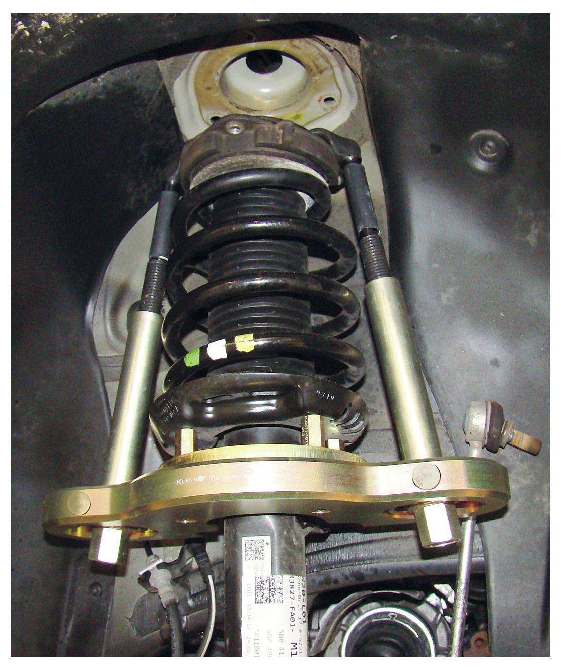 Verschiedene Formen und Größen von blauen Schleif-Schleifscheiben und -blättern, die auf weißem Hintergrund angeordnet sind und für Oberflächenfinish-Aufgaben verwendet werden.