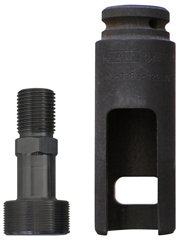 Ein metallischer Gewindeschraube und ein zylindrisches Steckschlüssel-Werkzeug werden vertikal nebeneinander gegen einen weißen Hintergrund angezeigt.