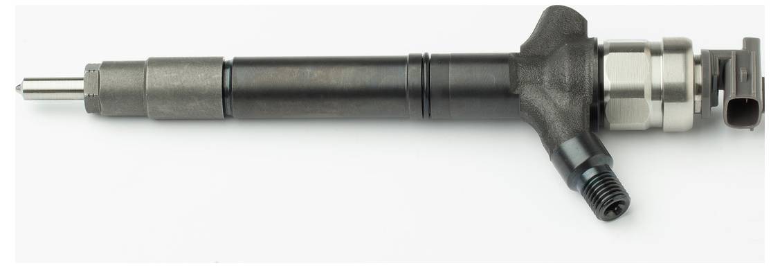 Ein Dieseleinspritzer für einen Dieselmotor, der seinen Metallgehäuse und die Düse zeigt. Wird in Fahrzeugen für präzise Kraftstoffzufuhr verwendet.