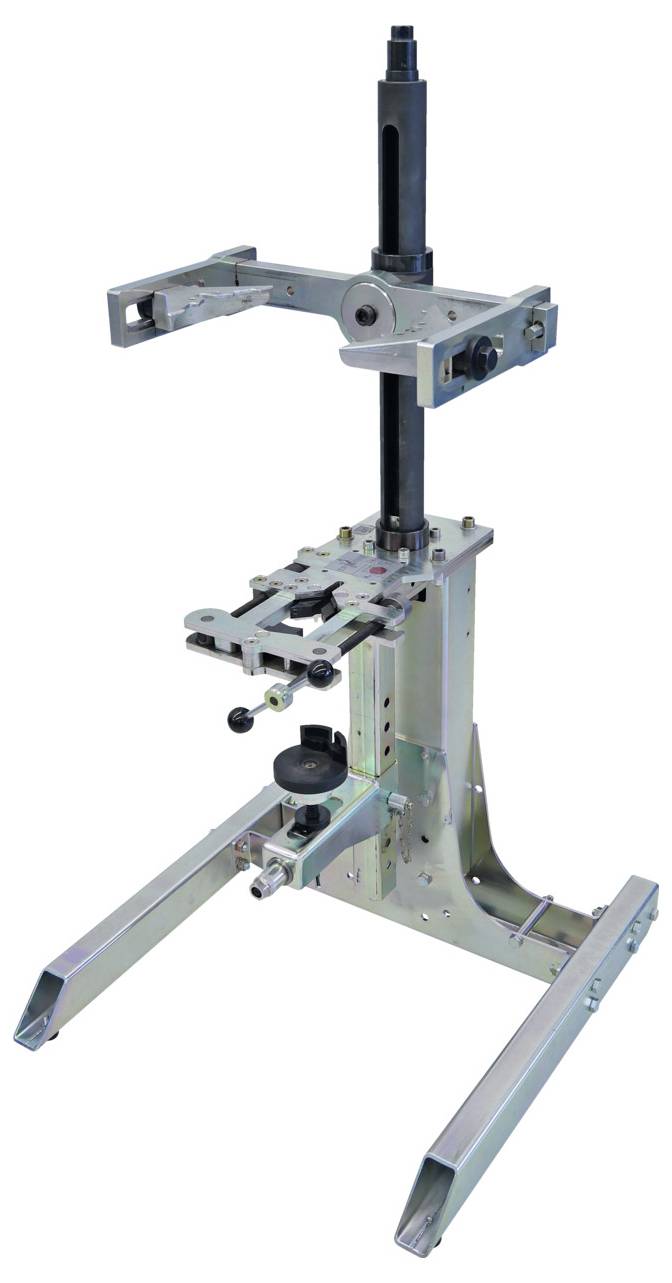 Hand, die einen elektrischen Schleiffer an einer Holztürkante verwendet, um die Oberfläche zu glätten. Ein grüner Staubsaugerschlauch ist am Schleiffer befestigt, um Staub zu entfernen.