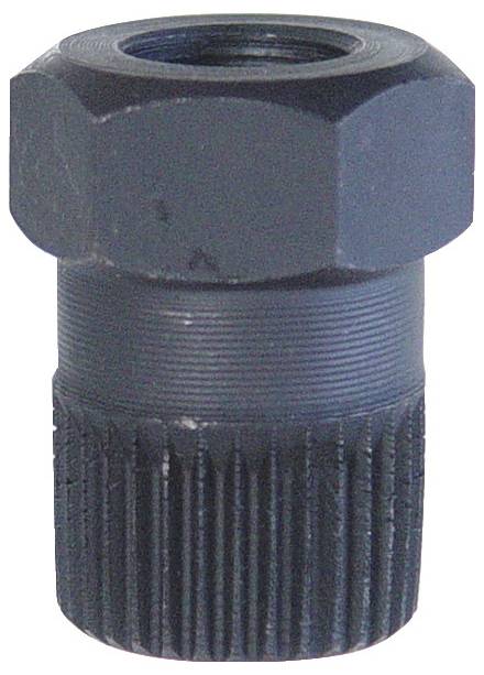 Eine Person verwendet eine Festool-Tauchsäge auf einer Arbeitsplatte und führt sie entlang einer Schiene für präzises Schneiden. Der Hintergrund zeigt Schrankwerk.