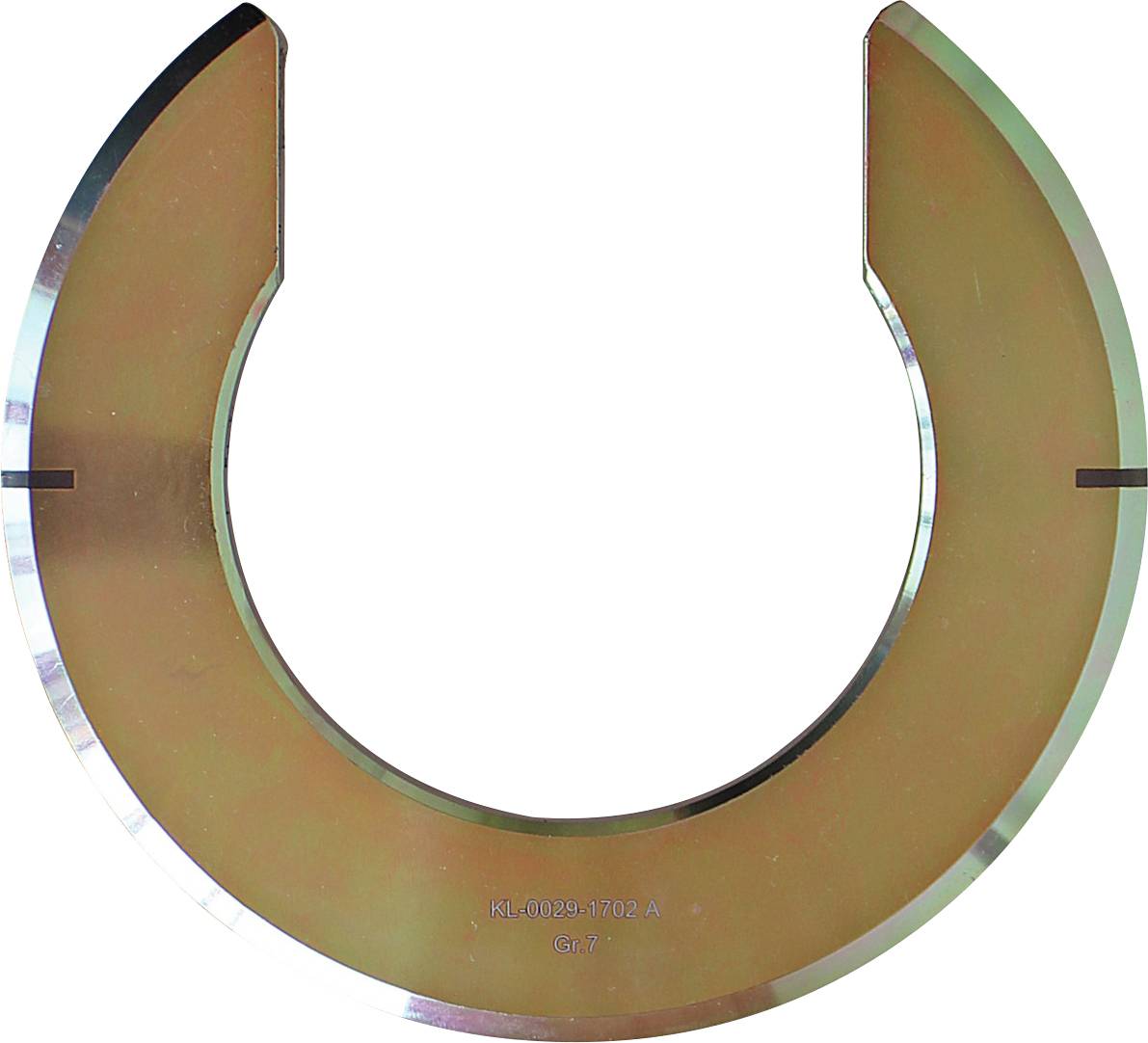 Ein großes kreisförmiges Metallmessgerät mit einer U-förmigen Aussparung, das zum Messen oder Kalibrieren von Maschinen verwendet wird und mit Referenzcodes gekennzeichnet ist.