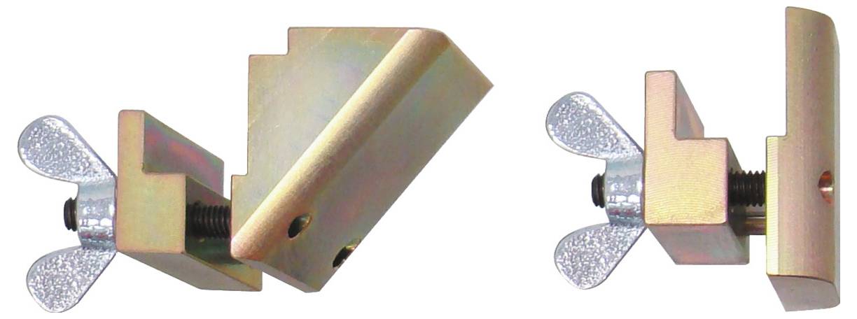 Zwei Metallklemmen mit Flügelschrauben, die verschiedene Ansichten zeigen. Werden zum Befestigen von Objekten verwendet, hervorgehoben vor einem einfachen Hintergrund.