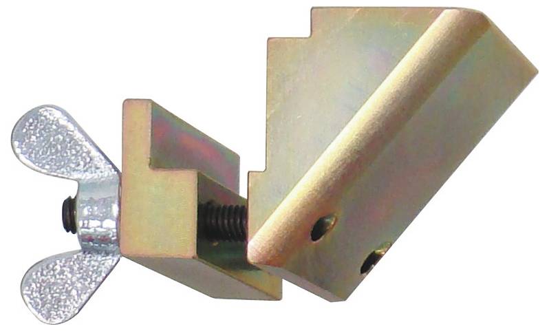 Ein Metallwinkel mit einer Flügelschraube, verwendet zum Befestigen oder Montieren von Gegenständen, in einer Schrägansicht gezeigt.